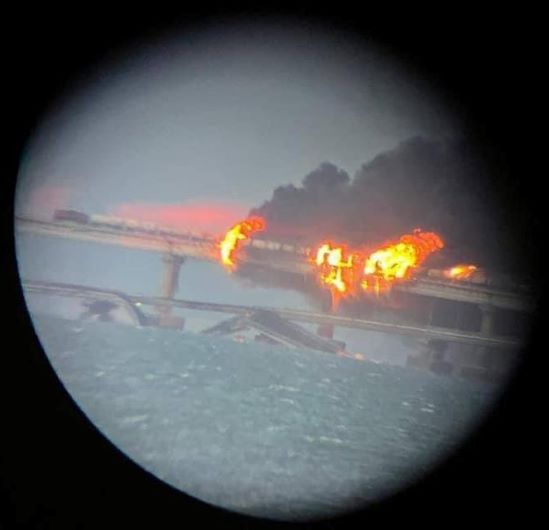 На Кримському мосту – вибухи й пожежа