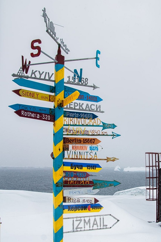 На українській станції в Антарктиді встановили вказівник на звільнений Херсон