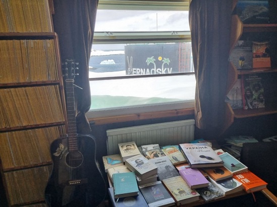 На станції “Академік Вернадський” в Антарктиді російську літературу утилізували, замінивши її на українську