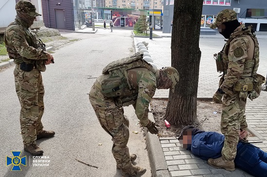Контррозвідка СБУ затримала сепаратиста, який у 2014 році чіпляв триколор росії на міськраді у Харкові