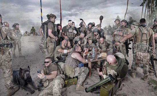 Французький фотохудожник сфотографував українських воїнів у стилі сюжету знаменитої картини з козаками